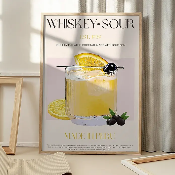 Papermoon Bild - Peru Whisky Bliss, B x H: 80 x 110 cm, Ohne Passepartout, Rahmen Eiche - Ein gerahmtes Whiskey Sour Cocktail Poster mit dem Titel "Made in Peru" im modernen Stil.