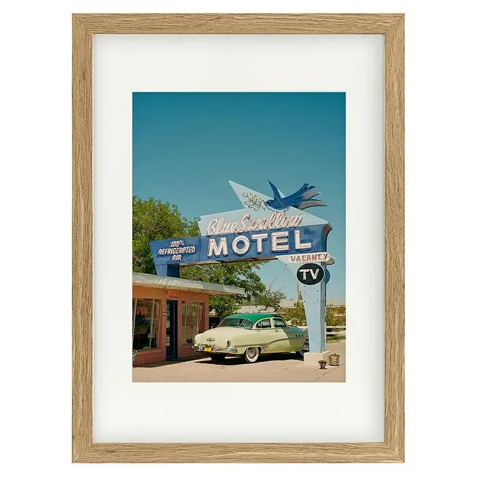 Papermoon Bild - Route 66, B x H: 40 x 50 cm, Mit Passepartout, Rahmen Eiche - Gerahmtes Bild des kultigen Blue Swallow Motel Schildes mit einem Oldtimer davor, nostalgische Route 66 Atmosphäre.