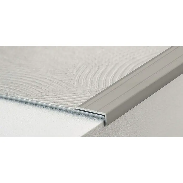 LOGOCLIC Winkelprofil 160 - Edelstahl matt, 1 m x 24,5 mm x 10 mm, Montageart: Kleben - Nahaufnahme eines silbernen Treppenkantenprofils, das einen sauberen Übergang zwischen zwei Oberflächen schafft.\n