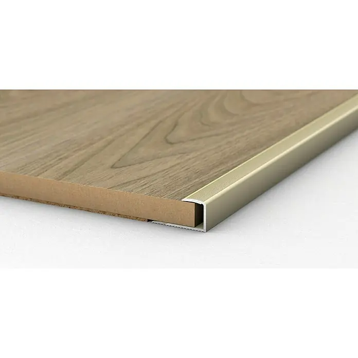 LOGOCLIC Endprofil 253 - Gold, 0,9 m x 24 mm x 17 mm, Montageart: Kleben - Nahaufnahme einer Bodenkante mit einer stilvollen, goldfarbenen Übergangsleiste, die eine saubere und moderne Optik bietet.