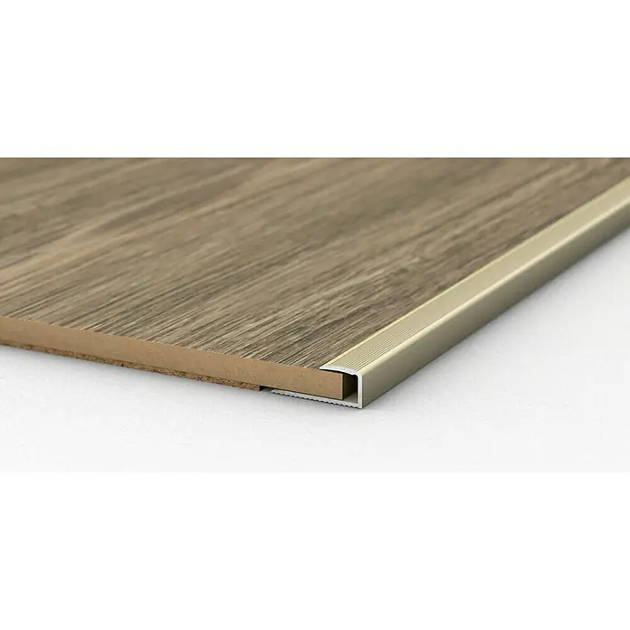 LOGOCLIC Endprofil 250 - Sahara, 0,9 m x 24 mm x 12 mm, Montageart: Kleben - Nahaufnahme eines Laminatbodens mit einer silbernen Übergangsleiste, die einen sauberen Abschluss bildet und das Laminat schützt.