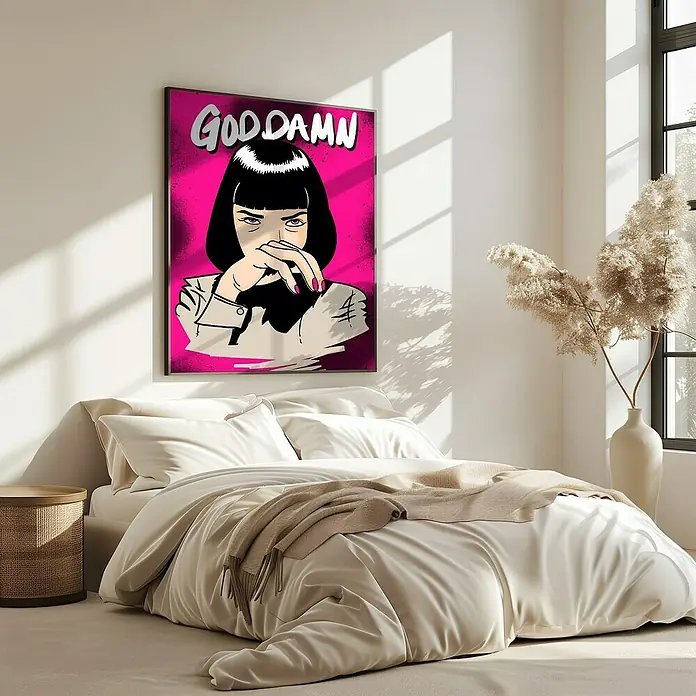 Papermoon Bild - Goodamn!, B x H: 80 x 110 cm, Mit Passepartout, Rahmen Eiche - Das Pop-Art-Gemälde „Goddamn“ mit einer Frau im Comicstil hängt über einem gemütlichen, weißen Bett und verleiht dem Schlafzimmer einen Hauch von Humor.