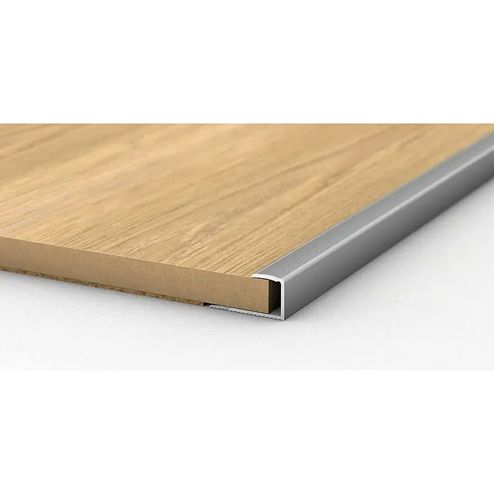 LOGOCLIC Endprofil 253 - Silber, 2,7 m x 24 mm x 17 mm, Montageart: Kleben - Nahaufnahme eines Holzregals mit einer eleganten Aluminiumkante, die Funktionalität und modernes Design vereint.