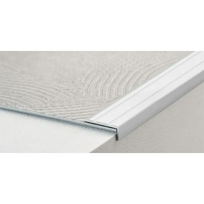 LOGOCLIC Winkelprofil 160 - Silber, 2,7 m x 24,5 mm x 10 mm, Montageart: Kleben - Profil für Fliesenabschlüsse. Das Bild zeigt ein elegantes, silberfarbenes Fliesenprofil, das einen sauberen Übergang zwischen Wand und Boden schafft.