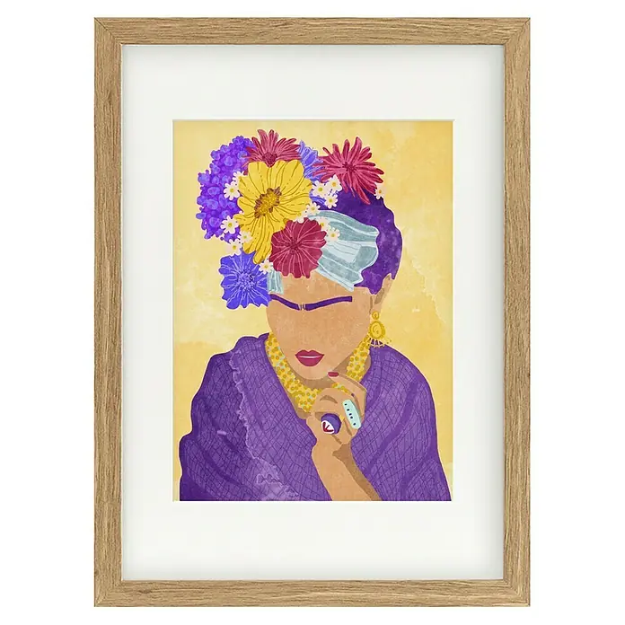 Papermoon Bild - Frida and Flowers, B x H: 70 x 100 cm, Mit Passepartout, Rahmen Eiche - Gerahmtes Wandbild mit einem farbenfrohen Porträt einer Frau mit Blumenkopfschmuck und goldener Halskette vor gelbem Hintergrund.