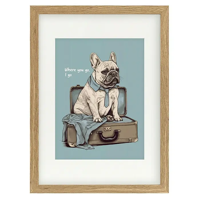 Papermoon Bild - Frenchie Want Travel, B x H: 40 x 50 cm, Mit Passepartout, Rahmen Eiche - Gerahmtes Bild eines gekleideten Hundes auf einem Koffer mit der Aufschrift "Wo du hingehst, gehe ich", ideal für Tierliebhaber.