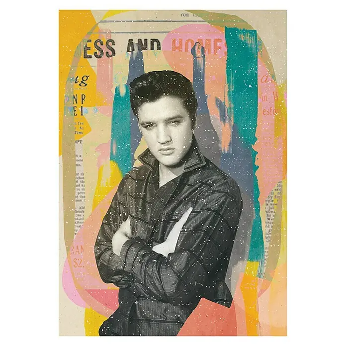 Papermoon Poster - King in the House, B x H: 100 x 140 cm, Ohne Passepartout - Elvis Presley Kunstwerk. Ein Pop Art Porträt des jungen Elvis mit verschränkten Armen, überlagert von bunten Malereien und Zeitungsausschnitten.