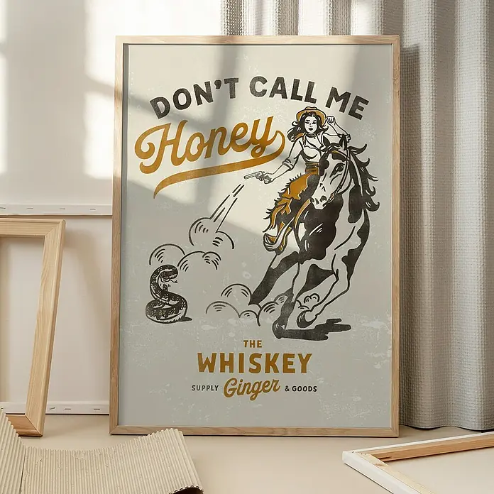 Papermoon Bild - Don´t Honey Print 2, B x H: 70 x 100 cm, Mit Passepartout, Rahmen Eiche - Dekoratives Poster im Holzrahmen mit einem Wildwest-Motiv, das eine Reiterin mit Pistole und eine Schlange zeigt.