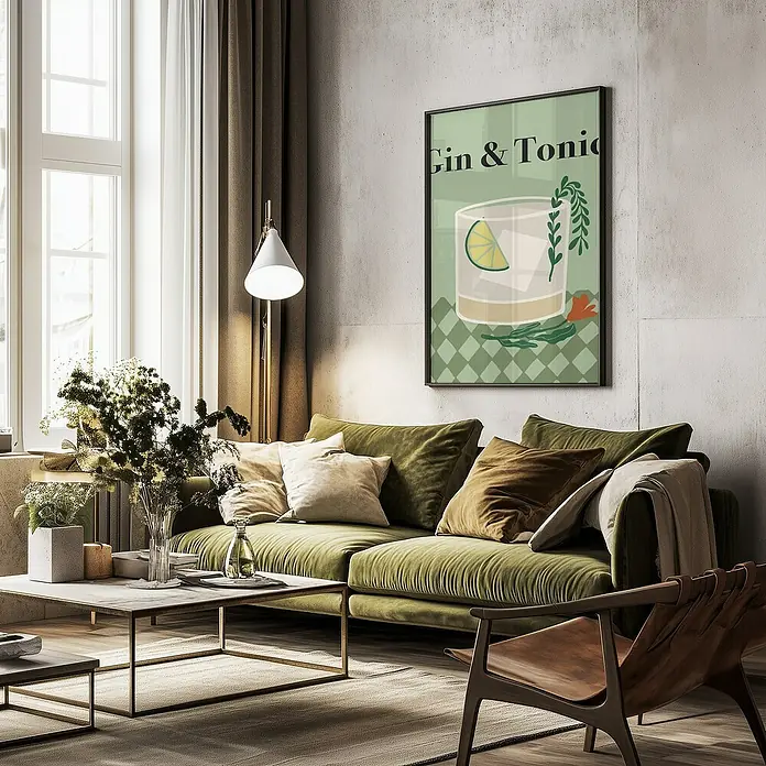 Papermoon Bild - Gin a Tonic, B x H: 40 x 50 cm, Mit Passepartout, Rahmen Schwarz - Ein grüner Kunstdruck "Gin & Tonic" hängt über einem grünen Sofa mit Kissen. Das Zimmer hat eine gemütliche Atmosphäre.