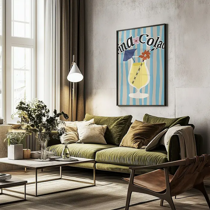 Papermoon Bild - Pina Colada, B x H: 40 x 50 cm, Ohne Passepartout, Rahmen Schwarz - Gemütliches Wohnzimmer mit grünem Sofa und einem auffälligen "Find Cola"-Poster an der Wand. Das Poster ist ein echter Hingucker.