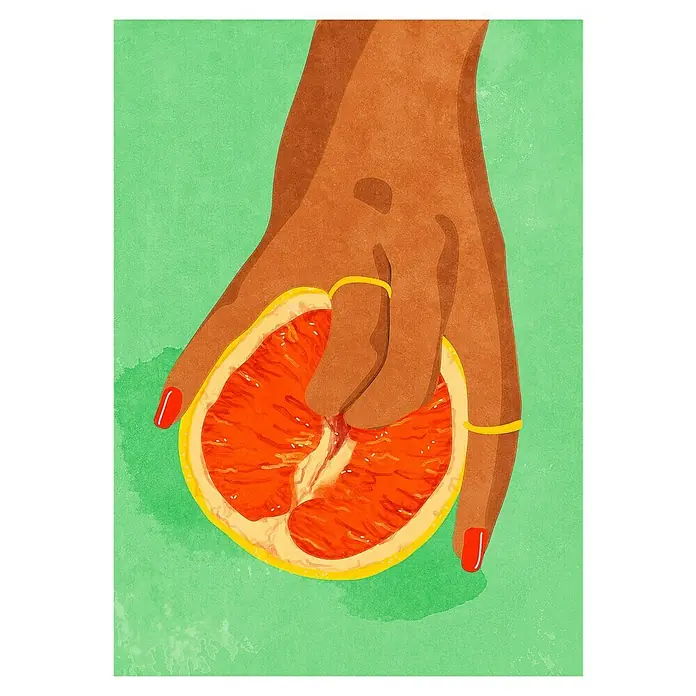 Papermoon Poster - Fruitlover, B x H: 70 x 100 cm, Ohne Passepartout - Illustration einer Hand, die eine halbe Grapefruit hält, hervorgehoben durch rote Nägel und goldene Ringe. Ein frisches und farbenfrohes Bild.