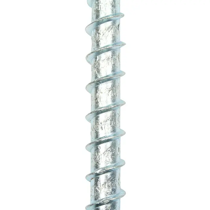 Profi Depot Kombibetonschraube - Durchmesser: 7,5 mm, Länge: 80 mm, V 30, 50 Stk. - Nahaufnahme einer glänzenden, silberfarbenen Erdschraube, die sich spiralförmig um einen Pfosten windet, ideal für Bauprojekte.