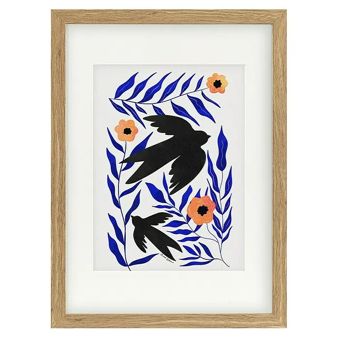Papermoon Bild - Swallow Flowers, B x H: 60 x 80 cm, Mit Passepartout, Rahmen Eiche - Gerahmtes Bild mit zwei schwarzen Vögeln und blauen Blättern. Die Blumen sind in einem hellen Orange gehalten. Hübsche Dekoration für die Wand.