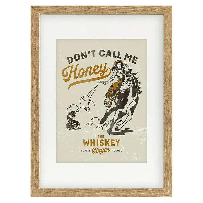 Papermoon Bild - Don´t Honey Print 2, B x H: 70 x 100 cm, Mit Passepartout, Rahmen Eiche - Gerahmter Druck "Don't Call Me Honey" mit Cowgirl auf Pferd, die auf eine Schlange schießt, für einen Hauch von Wildwest-Flair in Ihrem Zuhause.