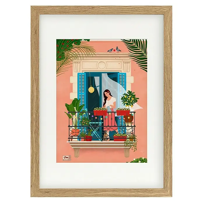 Papermoon Bild - Barcelona, B x H: 40 x 50 cm, Mit Passepartout, Rahmen Eiche - Gerahmtes Bild einer Frau auf einem Balkon, umgeben von Pflanzen und mit einem charmanten Holzrahmen, der das sommerliche Ambiente hervorhebt.