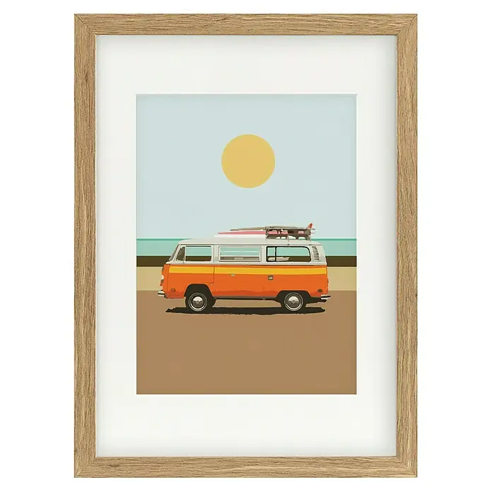 Papermoon Bild - Road Trip 1, B x H: 70 x 100 cm, Mit Passepartout, Rahmen Eiche - Ein gerahmtes Bild mit einem orangefarbenen VW-Bus, Surfbrettern und einer gelben Sonne am Strand, das Urlaubsstimmung verbreitet.