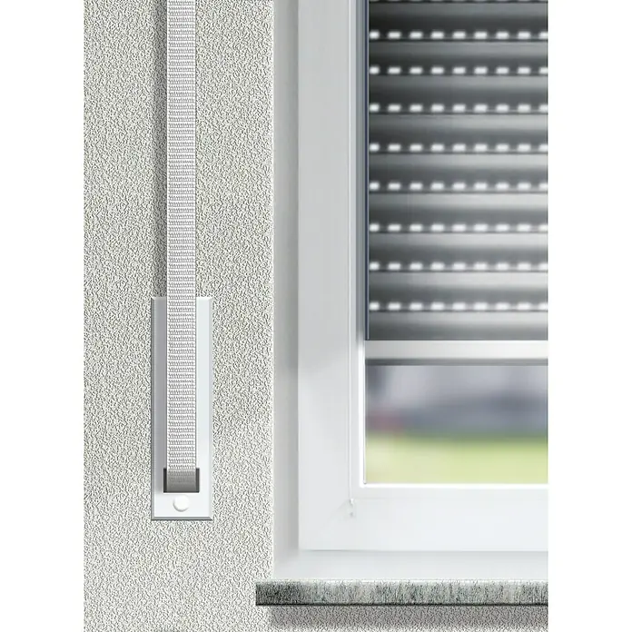 Schellenberg Rollladengurt MaxiBeige, Länge: 6 m, Gurtbreite: 23 mm - Detailansicht eines Rollladengurts mit Gurtwickler an einer Wand neben einem Fenster, das einen Rollladen zeigt.