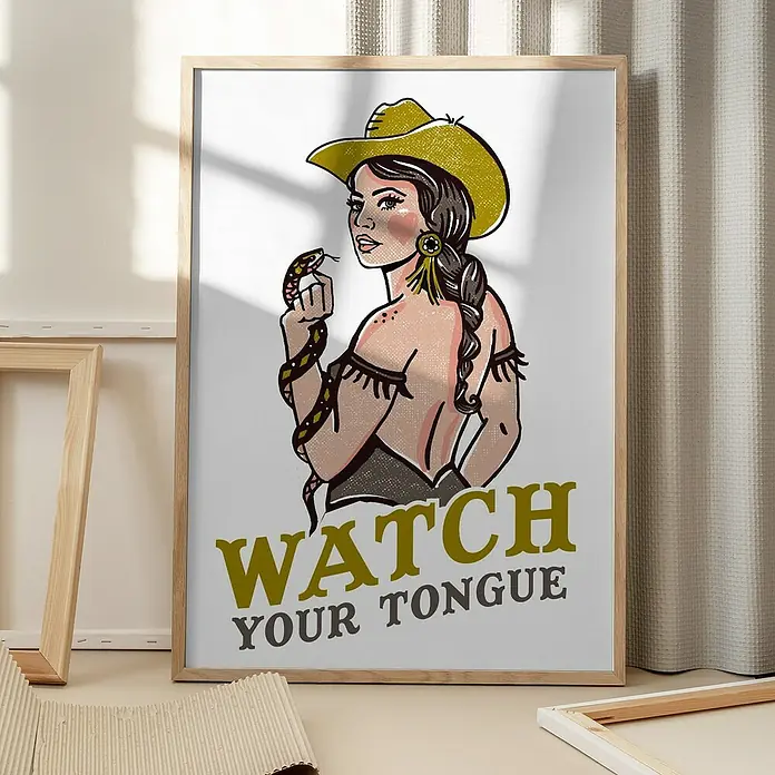 Papermoon Bild - Watch Your Tongue, B x H: 50 x 70 cm, Mit Passepartout, Rahmen Eiche - Ein Kunstdruck mit einer Cowgirl-Darstellung und dem Spruch "Watch Your Tongue", perfekt für eine western-inspirierte Dekoration.