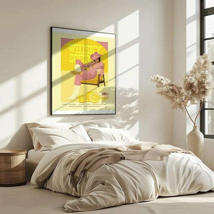 Papermoon Bild - Whisky Sour Pink Copy, B x H: 80 x 110 cm, Mit Passepartout, Rahmen Eiche - Das Bild zeigt ein Schlafzimmer mit einem Poster von einem Whisky Sour über dem Bett.