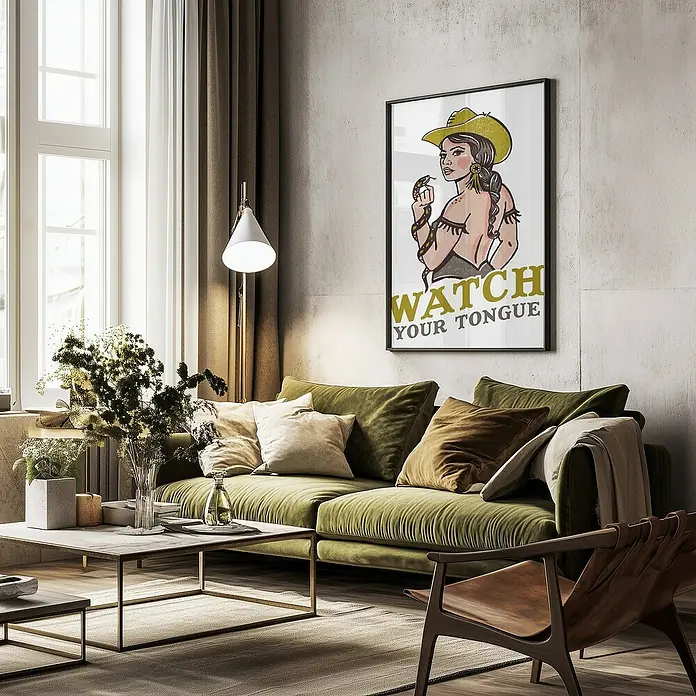 Papermoon Bild - Watch Your Tongue, B x H: 100 x 140 cm, Mit Passepartout, Rahmen Schwarz - Ein Wohnzimmer mit einem grünen Sofa, einem Couchtisch und einem gerahmten "Watch Your Tongue"-Poster an der Wand.