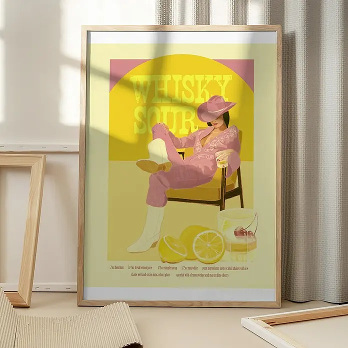 Papermoon Bild - Whisky Sour Pink Copy, B x H: 80 x 110 cm, Mit Passepartout, Rahmen Eiche - Ein gerahmtes Poster mit einem Whiskey Sour-Cocktailrezept, das eine Dame im Cowboy-Stil zeigt.