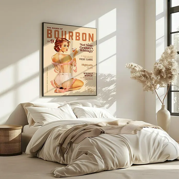 Papermoon Bild - Babes of Boubon Vol. 9, B x H: 70 x 100 cm, Mit Passepartout, Rahmen Eiche - Das "The Babes of Bourbon"-Poster hängt an einer Wand über einem Bett und verleiht dem Schlafzimmerdekor eine lustige Note.