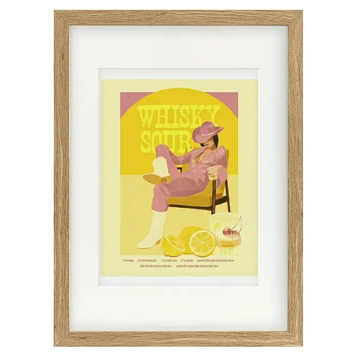 Papermoon Bild - Whisky Sour Pink Copy, B x H: 80 x 110 cm, Mit Passepartout, Rahmen Eiche - Gerahmtes "Whiskey Sour"-Rezeptbild mit einer Illustration einer Frau mit Cowboyhut, die einen Cocktail genießt.