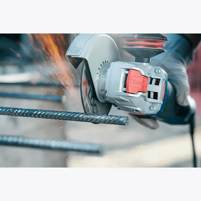 Bosch Professional X-Lock Disco de corte Standard for Inox - Ø x Es: 115 x 1 mm, Orificio: 22,23 mm, 10 ud. - Primer plano de una amoladora angular cortando una barra de metal, saltando chispas.