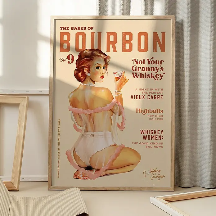 Papermoon Bild - Babes of Boubon Vol. 9, B x H: 70 x 100 cm, Mit Passepartout, Rahmen Eiche - Ein gerahmtes "The Babes of Bourbon"-Poster, das ein Pin-up-Girl im Vintage-Stil zeigt, mit Cocktail in der Hand.