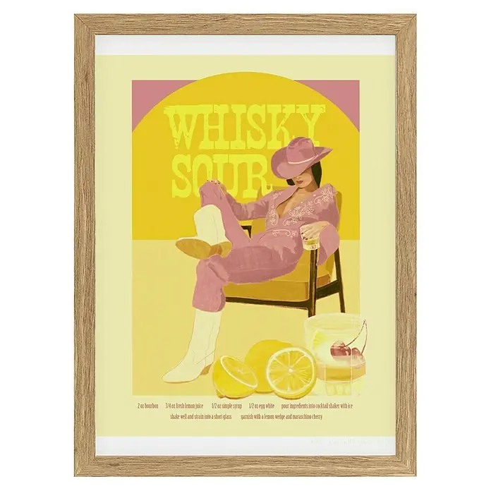 Papermoon Bild - Whisky Sour Pink Copy, B x H: 70 x 100 cm, Ohne Passepartout, Rahmen Eiche - Ein gerahmtes Bild mit einer Illustration eines Whisky Sour Cocktails, einschließlich der Zutaten und einer stilisierten Frau.