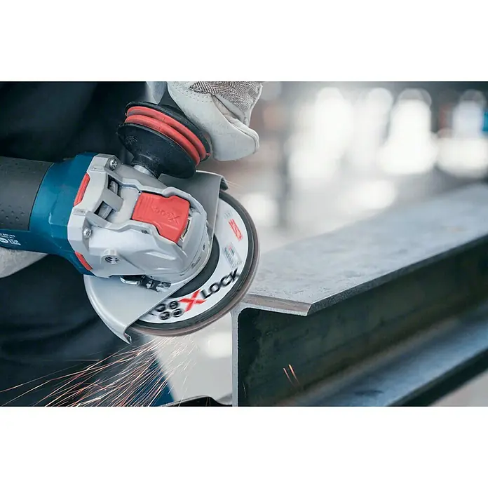 Bosch Disco de corte X571 Best for Metal - Orificio: 22,23 mm, Grano: 40 mm - Primer plano de una amoladora angular Bosch X-Lock cortando metal, con chispas. Ideal para trabajos profesionales en metal.
