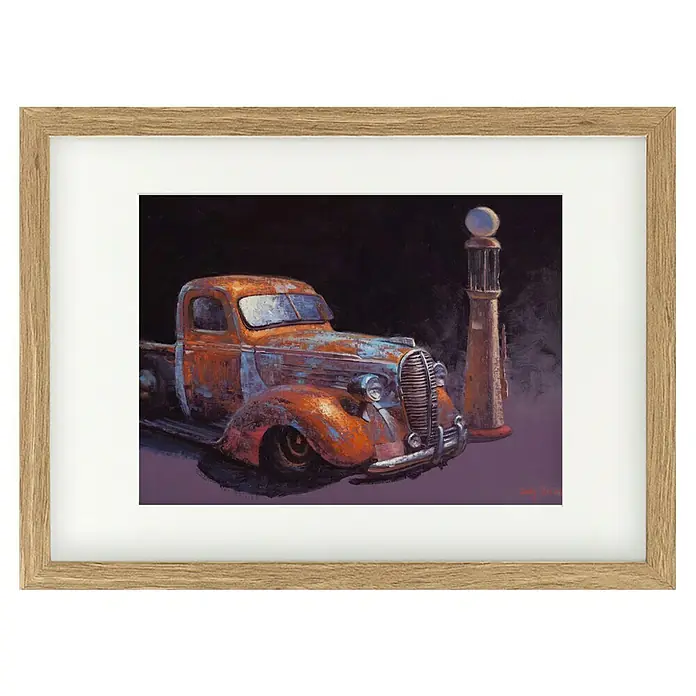 Papermoon Bild - Rusted Pickup Truck, B x H: 80 x 60 cm, Mit Passepartout, Rahmen Eiche - Gerahmtes Bild eines Oldtimer-Trucks und einer Zapfsäule, ein nostalgisches Kunstwerk.