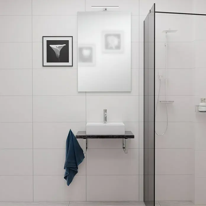 Camargue Espacio Waschtischplatte - 60 x 46 x 3,2 cm, Metallic - Ein modernes Badezimmer mit weißem Aufsatzwaschbecken auf einer dunklen Ablage, einem Spiegel und einer Dusche.