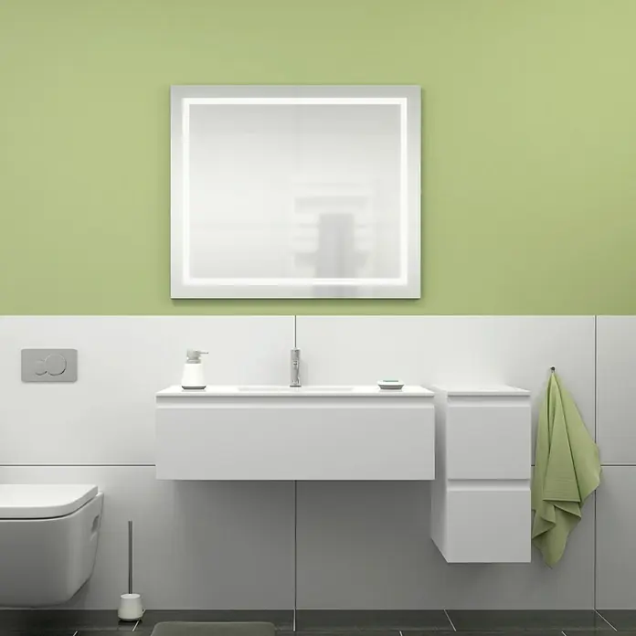 Camargue Espacio Badmöbel-Set L2 - 130 cm, Gama weiß matt - Ein modernes Badezimmer mit einem beleuchteten Spiegel, einem weißen Waschtisch und grünen Akzenten.
