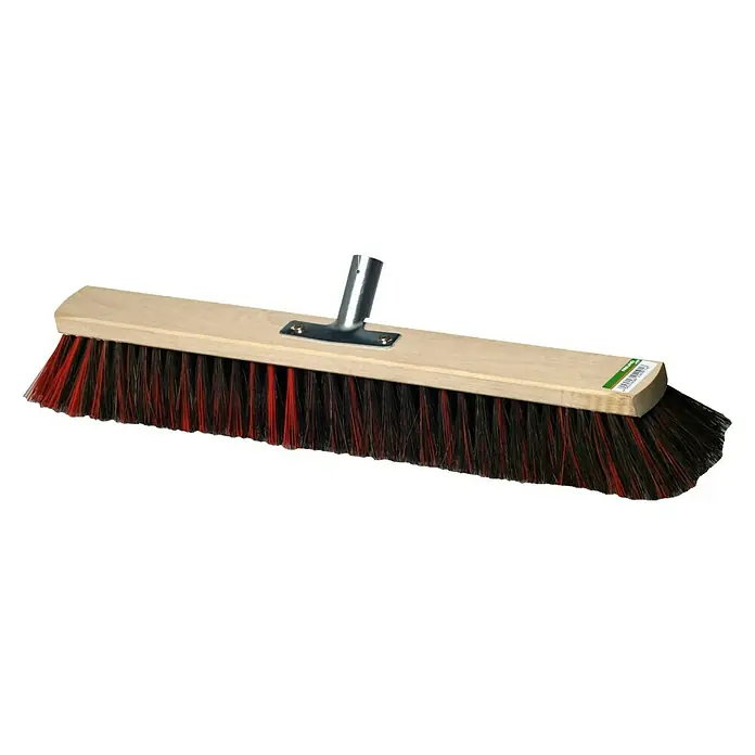 Freund Victoria Besen - Breite: 50 cm, Material Borsten: Arenga-Elaston-Mischung - Ein Straßenbesen mit einem Holzblock und Borsten in Schwarz und Rot, ideal für die Reinigung von Außenbereichen.