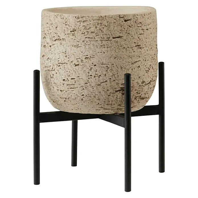 Soendgen Keramik Ständer Metall - Ø x H: 19 x 15 cm - Nahaufnahme eines strukturierten Pflanzgefäßes auf einem eleganten, schwarzen Metallständer, das eine moderne und natürliche Ästhetik vereint.