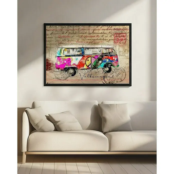 Papermoon Bild - VW Combi Art, B x H: 100 x 70 cm, Ohne Passepartout, Rahmen Schwarz - Gerahmtes Kunstwerk eines VW-Busses mit Friedenszeichen, das über einem hellen Sofa an einer Wand hängt.