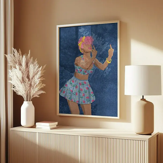 Papermoon Bild - Not your Girl, B x H: 50 x 70 cm, Mit Passepartout, Rahmen Eiche - Ein gerahmtes Kunstwerk mit einer Frau, die den Mittelfinger zeigt, hängt über einem Sideboard mit einer Lampe und einer Vase mit Federn.