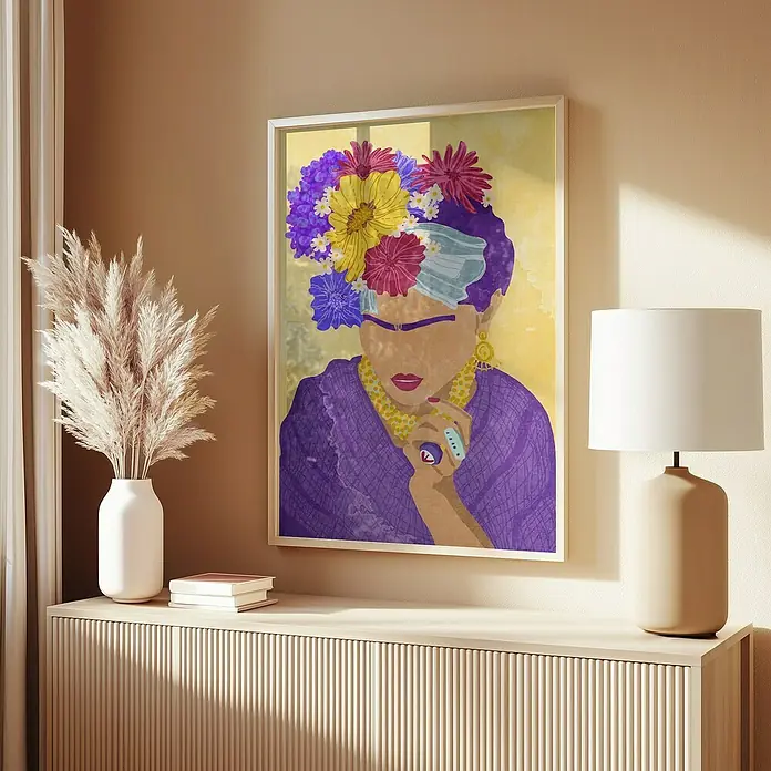 Papermoon Bild - Frida and Flowers, B x H: 40 x 50 cm, Ohne Passepartout, Rahmen Eiche - Ein Porträtgemälde von Frida Kahlo mit Blumenkranz an einer beigen Wand über einer Kommode mit einer Lampe und dekorativem Pampasgras.