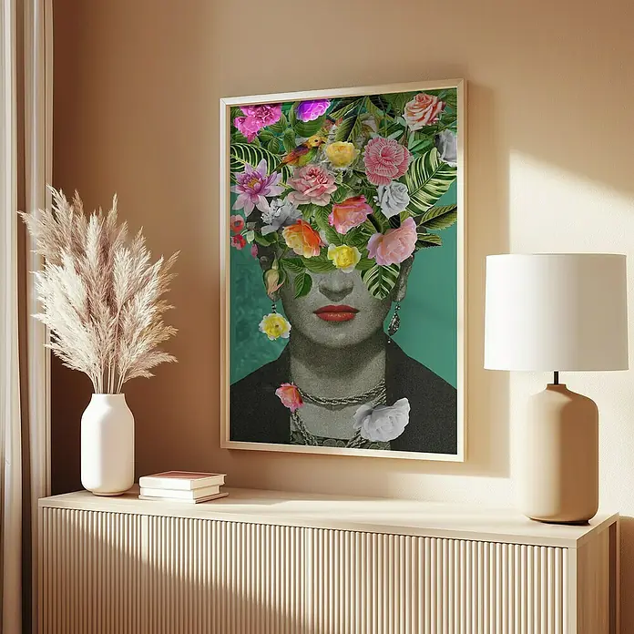 Papermoon Bild - Floral Frida, B x H: 60 x 80 cm, Mit Passepartout, Rahmen Eiche - Ein gerahmtes Frida Kahlo-Porträt mit Blumenkrone an der Wand, darunter eine Kommode mit Lampe und Dekorationen.