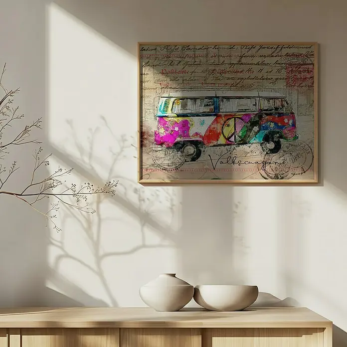 Papermoon Bild - VW Combi Art, B x H: 140 x 100 cm, Mit Passepartout, Rahmen Eiche - Ein gerahmtes VW-Bus-Kunstwerk mit farbenfrohen Hippie-Motiven hängt an einer Wand über einer Kommode.