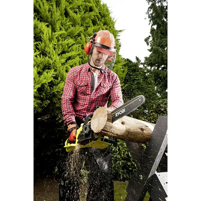 Ryobi Motosierra eléctrica RCS2340B - 2.300 W, Longitud de la cuchilla: 40 cm - Un hombre corta un trozo de madera con una motosierra Ryobi amarilla mientras usa equipo de seguridad.
