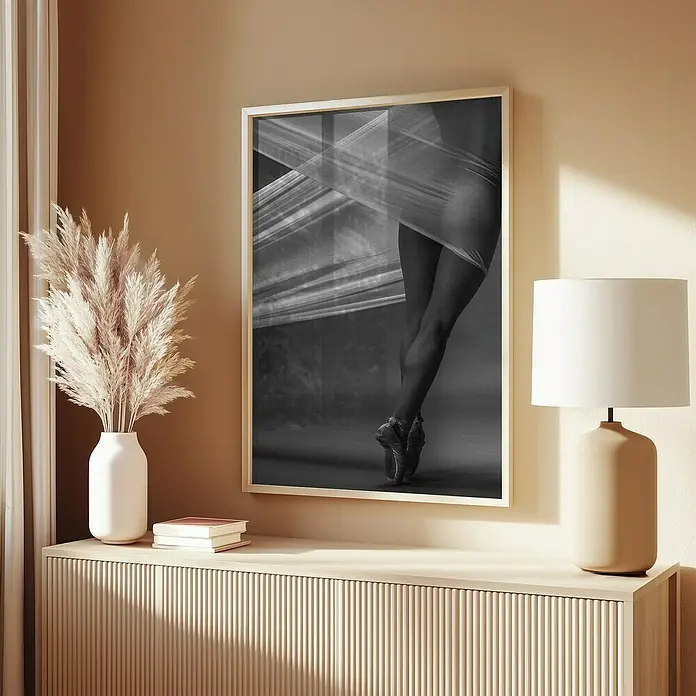 Papermoon Bild - Balance, B x H: 70 x 100 cm, Ohne Passepartout, Rahmen Eiche - Ein gerahmtes Kunstwerk mit einem Schwarz-Weiß-Foto einer Tänzerin in Spitzenschuhen, das eine elegante und künstlerische Note verleiht.