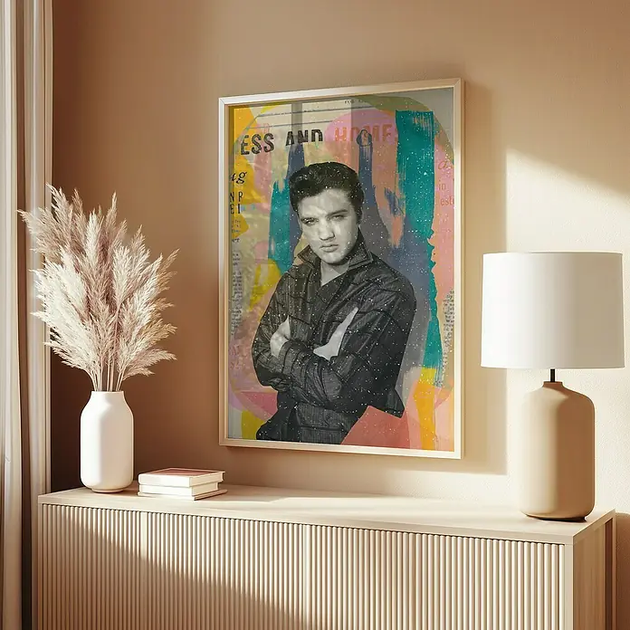 Papermoon Bild - King in the House, B x H: 100 x 140 cm, Ohne Passepartout, Rahmen Eiche - Gerahmtes Elvis Presley Wandbild über einer stilvollen Kommode mit Lampe und Dekoration.