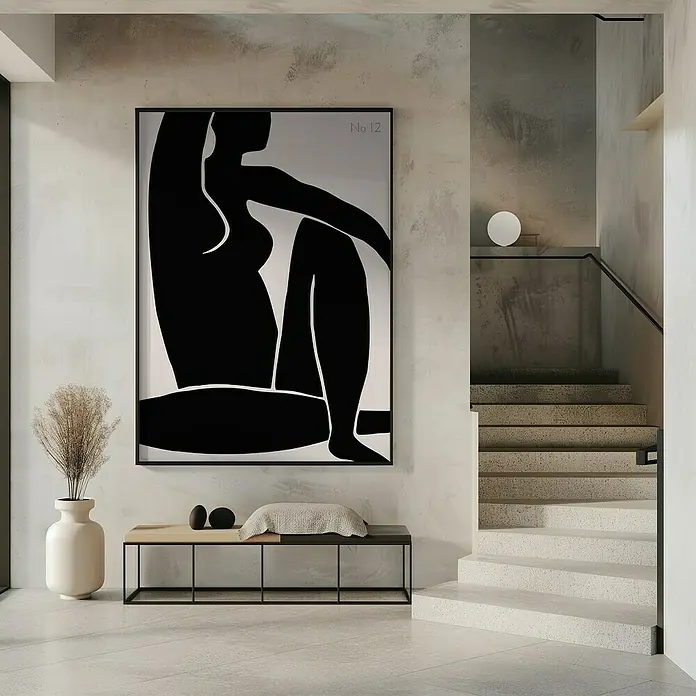 Papermoon Bild - Figure No. 12, B x H: 50 x 70 cm, Ohne Passepartout, Rahmen Schwarz - Elegantes Interieur mit einem abstrakten Akt-Gemälde in Schwarz und Weiß, das an einer strukturierten Wand hängt, betont durch minimalistische Möbel.