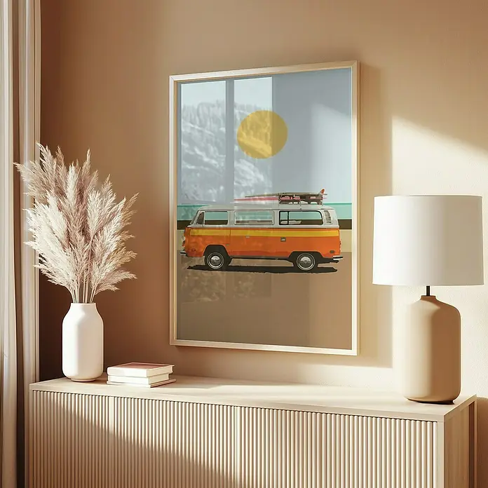 Papermoon Bild - Road Trip 1, B x H: 70 x 100 cm, Mit Passepartout, Rahmen Eiche - Ein gerahmtes Wandbild mit einem VW-Bus am Strand, ergänzt durch eine elegante Kommode, eine Lampe und dekoratives Pampasgras, schafft eine entspannte Atmosphäre.