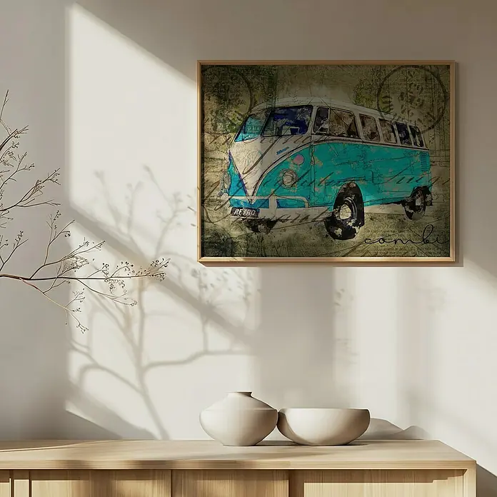 Papermoon Bild - VW Combi Tosca, B x H: 100 x 70 cm, Ohne Passepartout, Rahmen Eiche - Ein gerahmtes VW-Bus-Poster mit Retro-Motiv hängt an einer Wand über einem Sideboard mit zwei dekorativen Vasen. Das Poster bringt einen Hauch Nostalgie ins Zimmer.