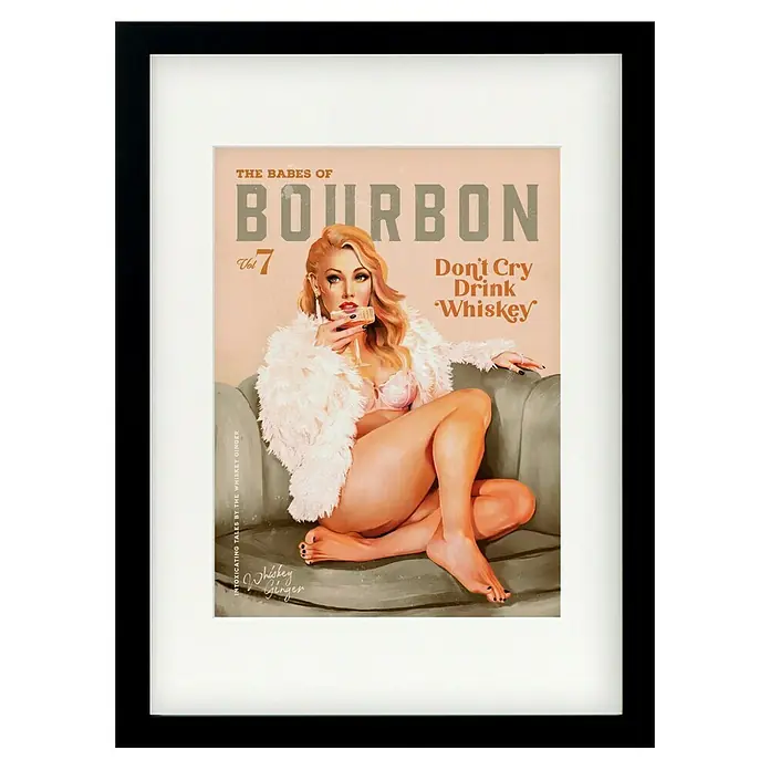 Papermoon Bild - Babes of Boubon Vol. 7, B x H: 40 x 50 cm, Mit Passepartout, Rahmen Schwarz - Gerahmtes Bild "The Babes of Bourbon Vol. 7" mit einer blonden Frau, die einen Cocktail hält, und dem Spruch "Don't Cry Drink Whiskey".