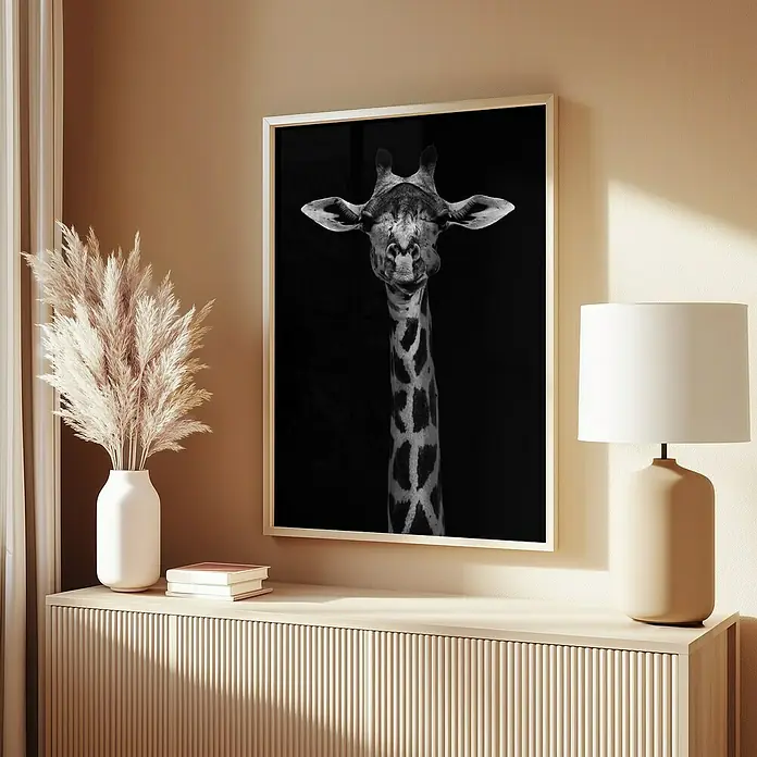 Papermoon Bild - Giraffe Portrait, B x H: 50 x 70 cm, Ohne Passepartout, Rahmen Eiche - Elegante Schwarz-Weiß-Fotografie einer Giraffe in einem schlichten Rahmen, die eine moderne Kommode mit Lampe und Dekoration ziert.