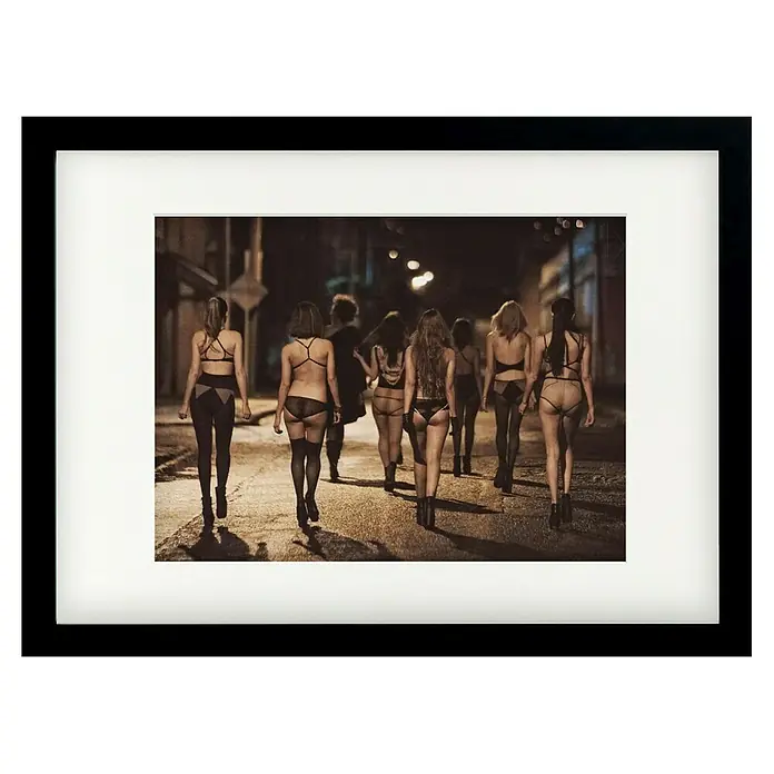 Papermoon Bild - Street Women, B x H: 110 x 80 cm, Mit Passepartout, Rahmen Schwarz - Gerahmtes Foto einer Gruppe von Frauen in Dessous, die nachts auf der Straße laufen. Der Rahmen ist schwarz mit einem weißen Passepartout.